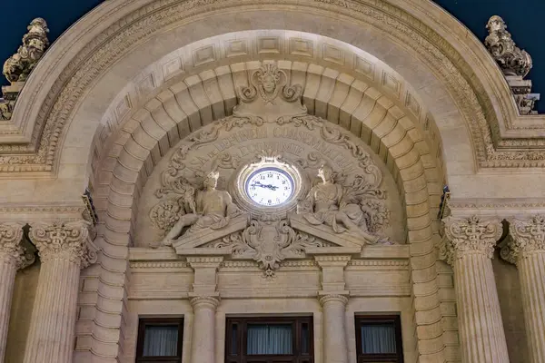 Tarihi bina cephesinde mimari saat süslemek. 8 Mart 2025 Bükreş Romanya.