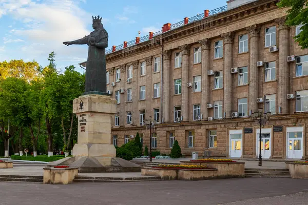 19 Mayıs 2022 Beltsy, Moldova. Resimli editör kullanımı için. Şehir çiçek tarhları