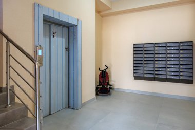 Asansör ve posta kutuları olan apartman lobisi. 29 Eylül 2023 Balti Moldova.