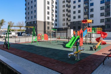 Kaydırak ve salıncaklarla dolu renkli bir oyun alanı. 29 Eylül 2023 Balti Moldova.
