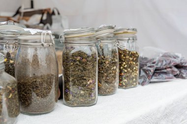 Marketteki cam kavanozlarda bitki çayı çeşitleri. 15 Şubat 2024 Balti, Moldova.