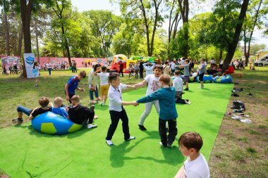 Çocuklar açık hava parkında oyunlar ve aktivitelerle oynuyorlar. 31 Mayıs 2024 Balti Moldova.