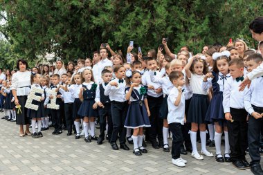 Okul etkinliklerinde çocuklar ve yetişkinler açık havada. 2 Eylül 2024 Balti Moldova.