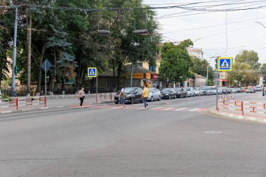 Şehir merkezinde yayalar ve trafik olan bir yaya geçidi sahnesi. 11 Eylül 2024 Balti Moldova.