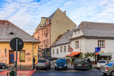 Bina ve park sorunu olan bir sokak sahnesi. Sokakta park edilmiş birkaç araba var. 14 Aralık 2024 Brasov Romanya