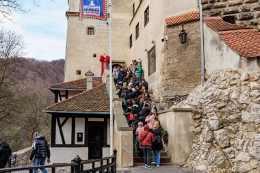 Bir binanın dışında, Kont Drakula 'nın kalesinde büyük bir grup insan bekliyor. 16 Aralık 2024 Bran Romanya.