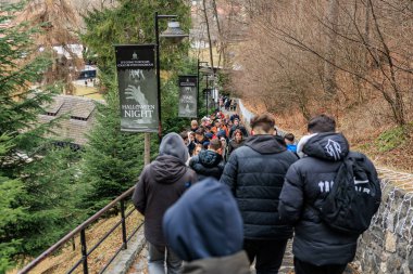 Bir grup insan bir tepeye tırmanıyor. 16 Aralık 2024 Bran Romanya.