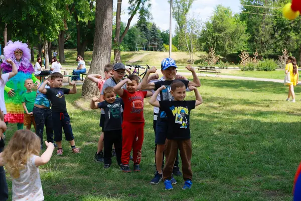 Güneşli bir günde parkta oynayan bir grup çocuk. 31 Mayıs 2024 Balti Moldova.