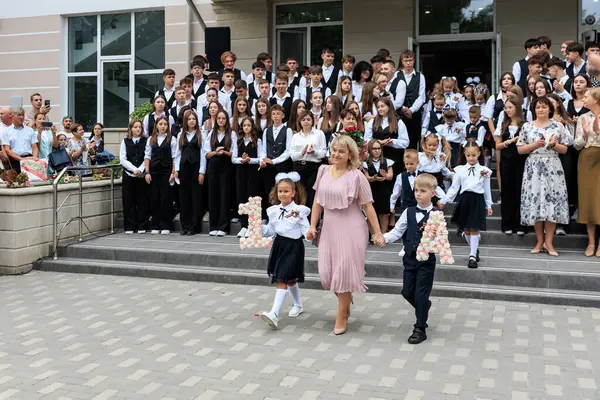 Kafkas yetişkinler, gençler ve üniformalı çocuklarla okul seremonisi. 2 Eylül 2024 Balti Moldova.