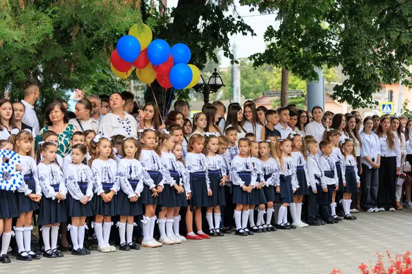 Geleneksel Ukrayna kıyafetleri içindeki çocuklar okul etkinliği için dışarıda toplanıyorlar. 2 Eylül 2024 Balti Moldova.