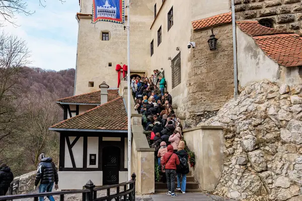 Bir binanın dışında, Kont Drakula 'nın kalesinde büyük bir grup insan bekliyor. 16 Aralık 2024 Bran Romanya.