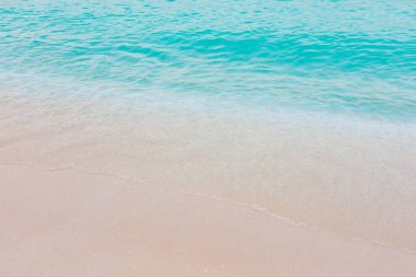 Okyanus sakin ve su mavinin güzel bir tonu. Kum beyaz ve dalgalar yumuşak