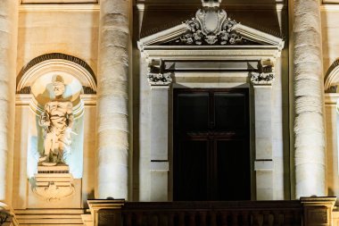 Geceleri klasik heykelin yer aldığı dekoratif mimari ön cephe.