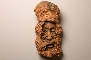 5 Aralık 2023 Balti Moldova. Kök plastiği tarzında dekoratif ahşap oyma heykelleri. Yatay görüntü. Alışılmadık bir hobi..