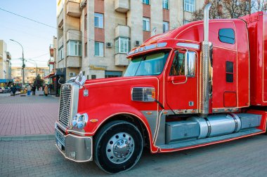 Yanında Coca Cola reklamı olan kırmızı bir kamyonet. Kamyon tuğla bir yolda park halinde. 27 Aralık 2023 Balti Moldova