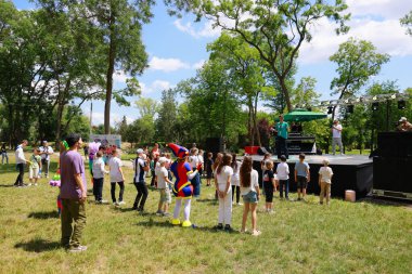 Açık hava çocuk etkinliği. Parkta oyunlar ve gösteriler. 31 Mayıs 2024 Balti Moldova.