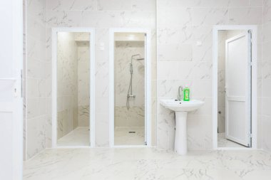 Mermer kiremitler ve duş kabinleriyle modern banyo. 17 Temmuz 2024 Balti Moldova.