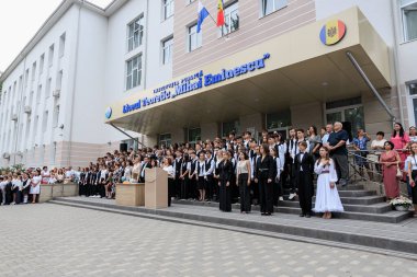 Mihai eminescu lyceum 'da öğrenciler ve fakültenin sahne aldığı mezuniyet töreni. 2 Eylül 2024 Balti Moldova.