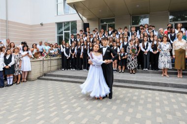 Dans eden öğrencilerle lise mezuniyet töreni. 2 Eylül 2024 Balti Moldova.