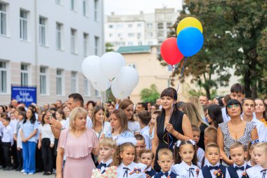 Okulun ilk günü çocuklar ve ailelerin balon tuttuğu bir kutlama. 2 Eylül 2024 Balti Moldova.