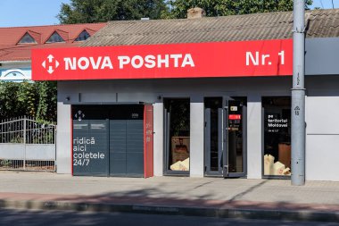 Nova poshta paket dolabı ve şehir merkezinde ofis dışı. 9 Eylül 2024 Balti Moldova.