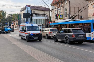 Gündüz trafiğinde kalabalık şehir caddesinde ambülans. 11 Eylül 2024 Balti Moldova.