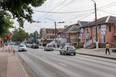 Gündüzleri yayalar ve araçlarla dolu bir şehir caddesi. 11 Eylül 2024 Balti Moldova.