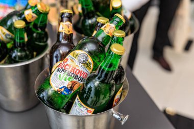 Sosyal bir etkinlikte buz kovalarında çeşitli bira şişeleri. 19 Eylül 2024 Balti, Moldova.