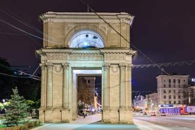 Şehrin ışıklarıyla Chisinau 'daki zafer kemerinin gece görüşü. 9 Ekim 2024 Chisinau Moldova.