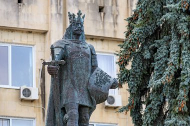 Ortaçağ kralının kılıcı ve kalkanı olan heykeli. 13 Ekim 2024 Cimislia Moldova.