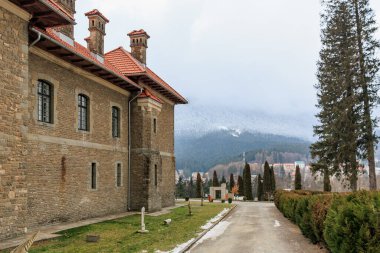 Kırmızı çatılı tuğla bina, Cantacuzino Kalesi. 15 Aralık 2024 Busteni Romanya.