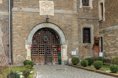 Üzerinde büyük bir kemer ve çelenk olan bir bina. 15 Aralık 2024 Busteni Romanya.