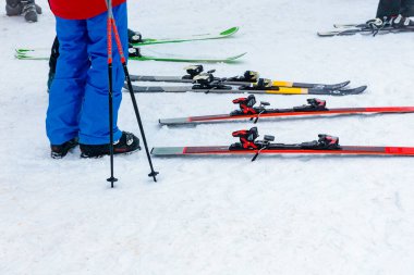 Karlı dağ yamacında kayak yapan kış sporları meraklısı. 15 Aralık 2024 'te Romanya.