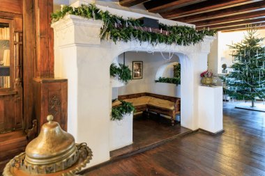 Önünde bir bank olan şömine, Drakula Kalesi. 16 Aralık 2024 Bran Romanya.