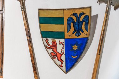 Drakula Kalesi 'nin kraliyet kalkanı. 16 Aralık 2024 Bran Romanya.