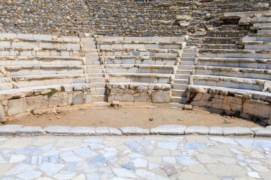 Efes şehrindeki antik amfitiyatro binası. Seçici odaklı arkaplan ve metin için alanı kopyala