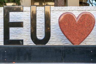 Avrupa Birliği 'ne duyulan sevgi kavramını AB ve kalbe yazın. Seçici odaklı arkaplan ve metin için alanı kopyala