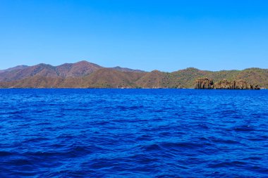 Bir yat gezisinden deniz manzarası var. Seçici odaklı arkaplan ve metin için alanı kopyala