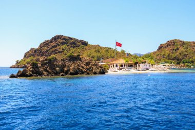 Deniz kıyısında dinlenmek için dinlenme tesisi. Seçici odaklı arkaplan ve metin için alanı kopyala
