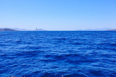Bir yat gezisinden deniz manzarası var. Seçici odaklı arkaplan ve metin için alanı kopyala