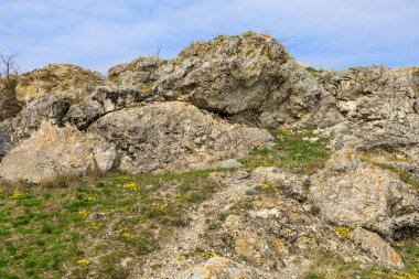 Tepeler ve kayalarla dolu güzel bir manzara. Seçici odaklı arkaplan ve metin için alanı kopyala