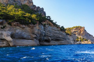 Denizden kayalık kıyı manzarası. Seçici odaklı arkaplan ve metin için alanı kopyala. Türkiye 'de Akdeniz. Popüler turistik yerler