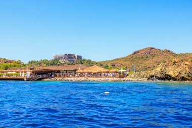 Deniz kıyısında dinlenmek için dinlenme tesisi. Seçici odaklı arkaplan ve metin için alanı kopyala