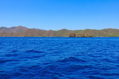 Bir yat gezisinden deniz manzarası var. Seçici odaklı arkaplan ve metin için alanı kopyala