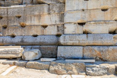 Çok küçük boşlukları olan büyük bloklardan yapılmış antik bir duvar. Seçici odaklı arkaplan ve metin için alanı kopyala