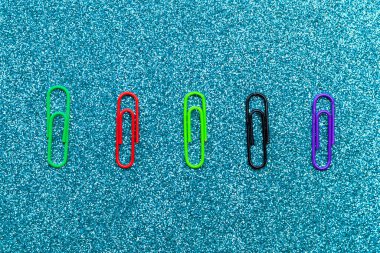 Çok renkli ofis ataçları. 5 çalışma günü konsepti. Seçici odaklı arkaplan ve metin için alanı kopyala