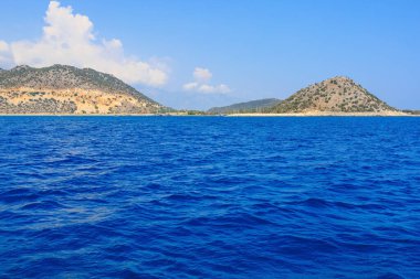 Denizden kayalık kıyı manzarası. Seçici odaklı arkaplan ve metin için alanı kopyala. Türkiye 'de Akdeniz. Popüler turistik yerler