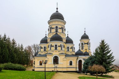 Moldova Cumhuriyeti 'ndeki Capriana Manastırı. Seçici odaklı arkaplan ve metin için alanı kopyala