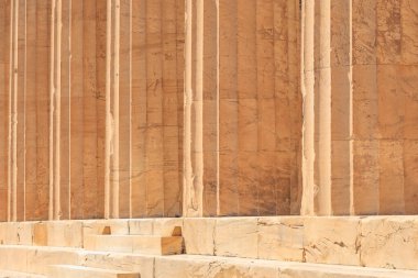 Duvar taştan yapılmış ve pürüzlü bir dokusu var. Duvar kahverengi ve Atina 'da Akropolis gibi yıpranmış görünüyor.