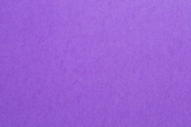 Siyah ve beyaz desenli mor bir arka plan. Arka plan morun koyu tonudur, desen ise beyaz ve siyah desenli origami kağıdının bir kombinasyonudur.